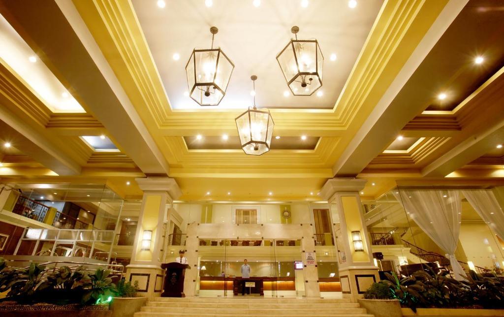 The Royal Mandaya Hotel Davao Bagian luar foto