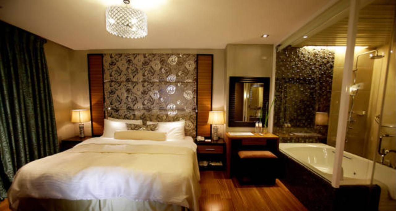 The Royal Mandaya Hotel Davao Bagian luar foto