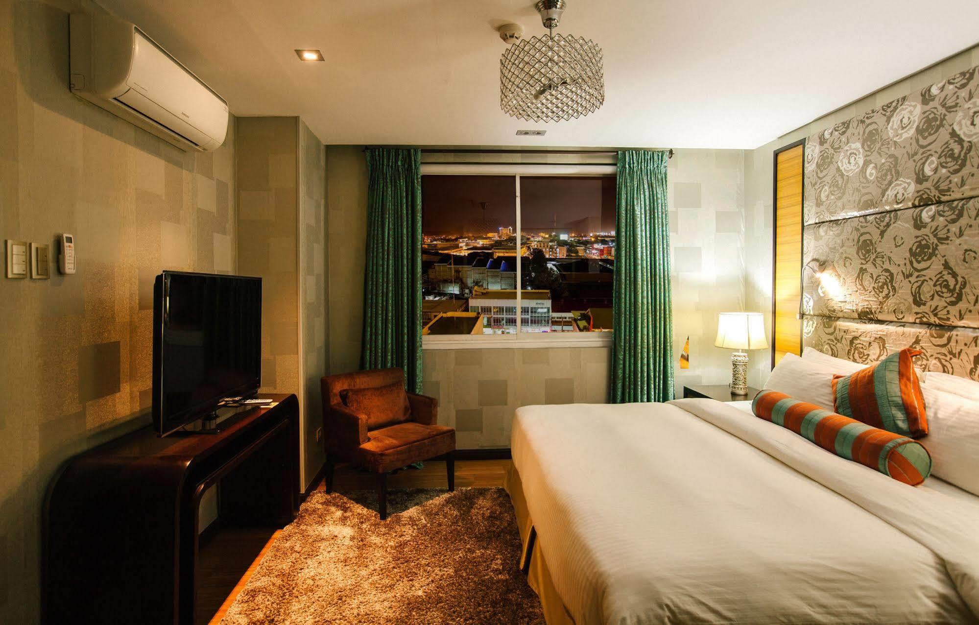 The Royal Mandaya Hotel Davao Bagian luar foto