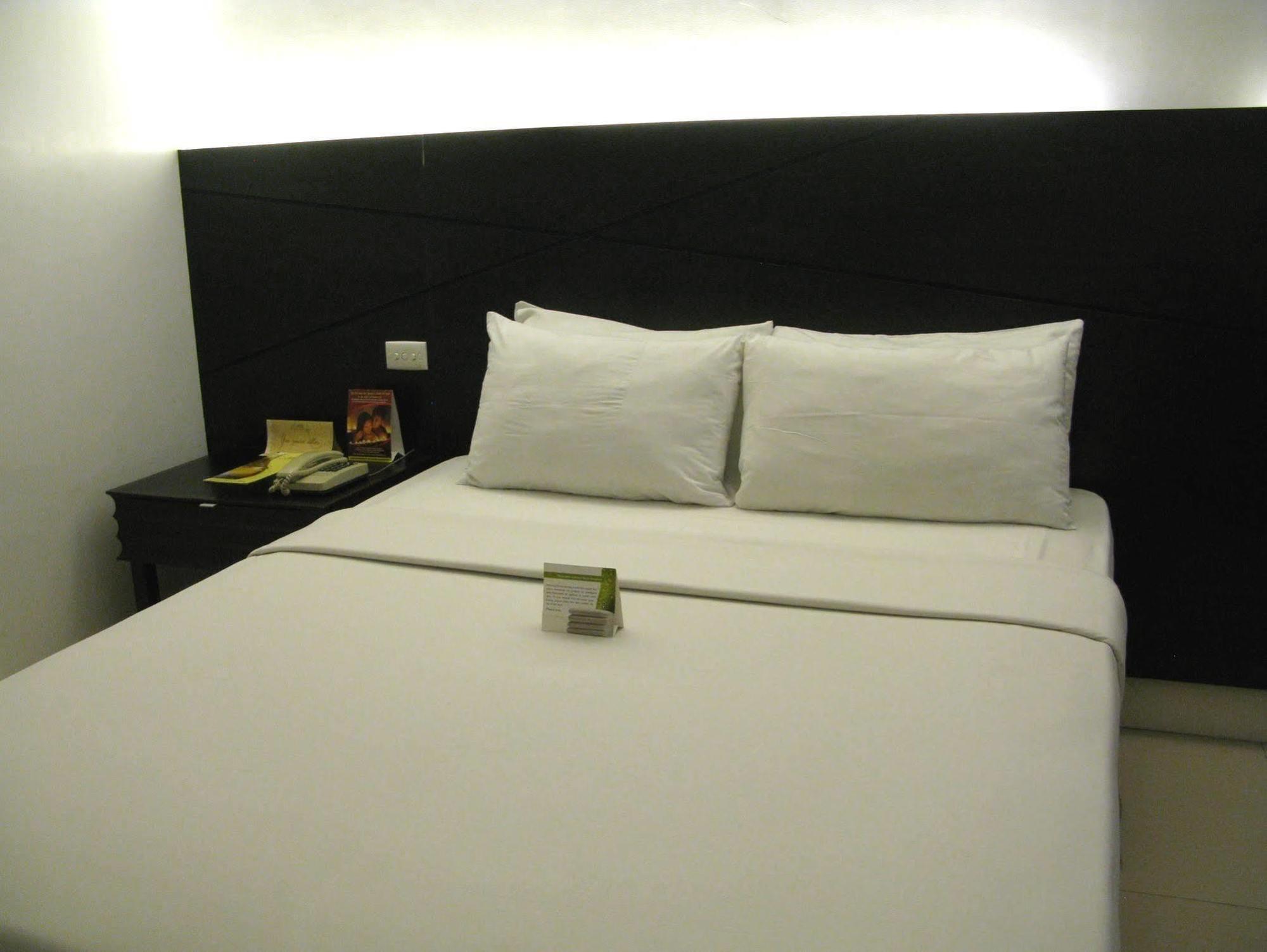 The Royal Mandaya Hotel Davao Bagian luar foto