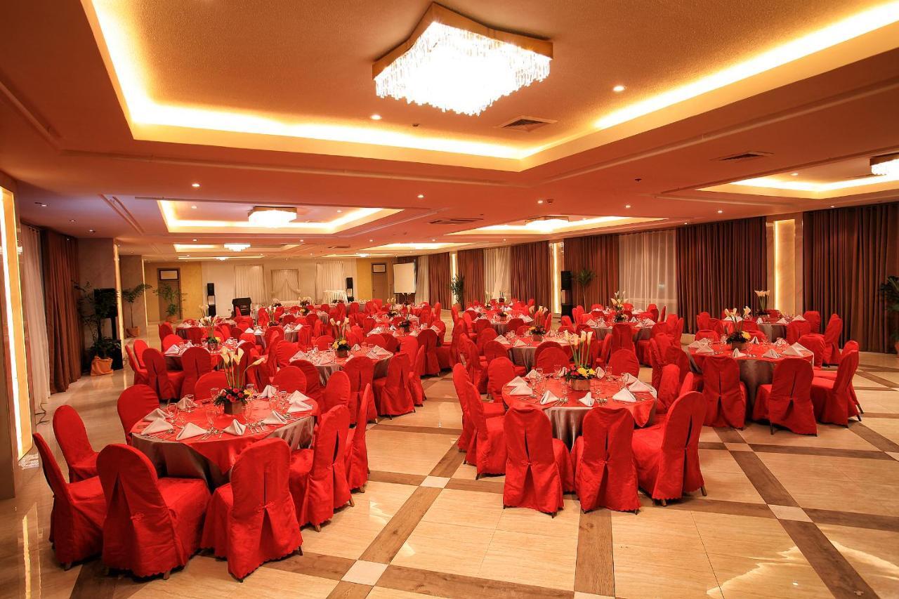 The Royal Mandaya Hotel Davao Bagian luar foto