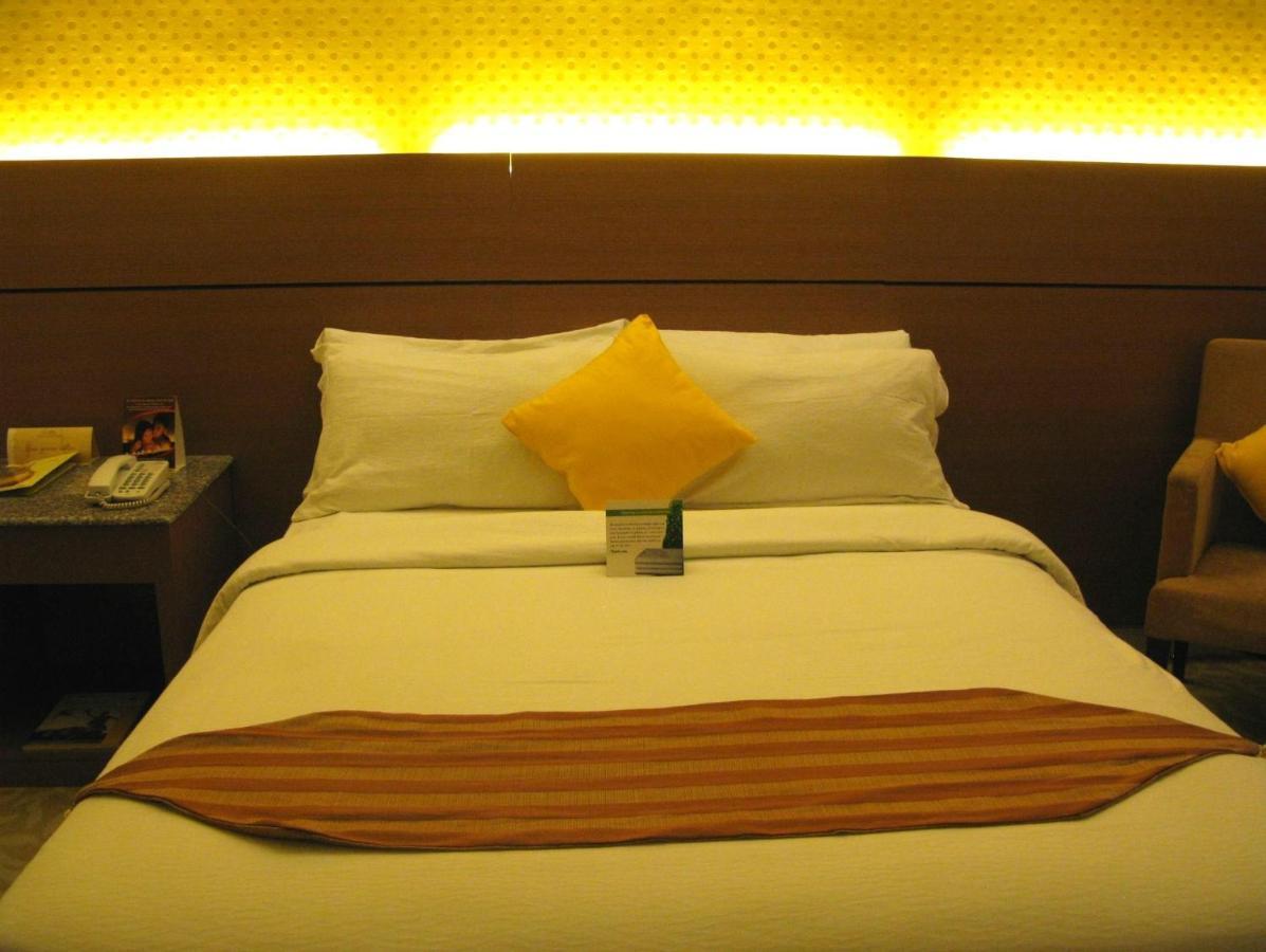 The Royal Mandaya Hotel Davao Bagian luar foto