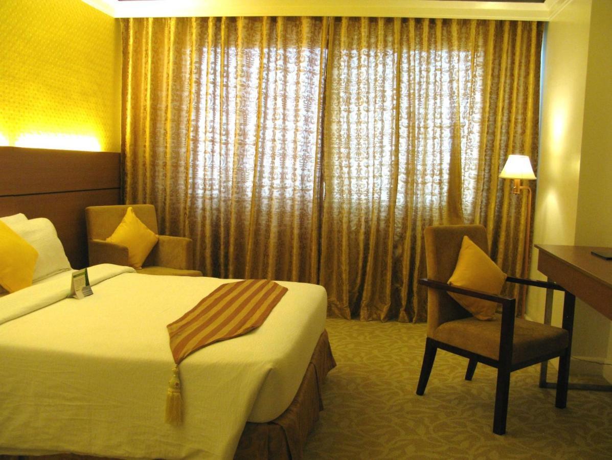 The Royal Mandaya Hotel Davao Bagian luar foto